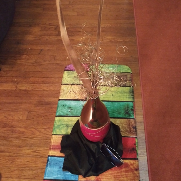 Beautiful Vase with Gold accents. - Picture 3 of 4